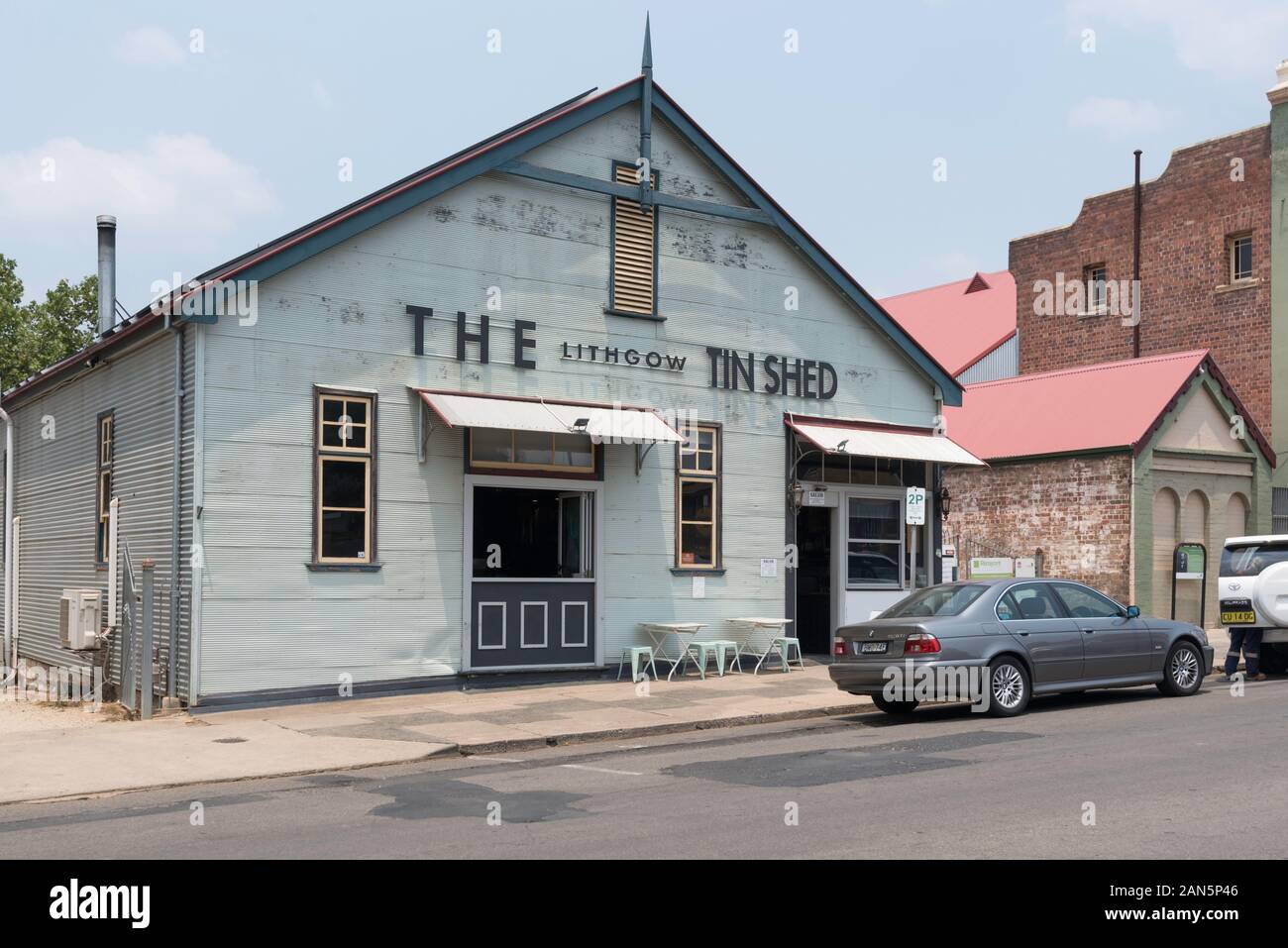 Die 1903 Tin Halle Cafe in der Bridge Street Lithgow, ist die einzige noch verbleibende Beispiel einer gemeinsamen Föderation Carpenter Gothic Holz und Eisen Lager. Stockfoto