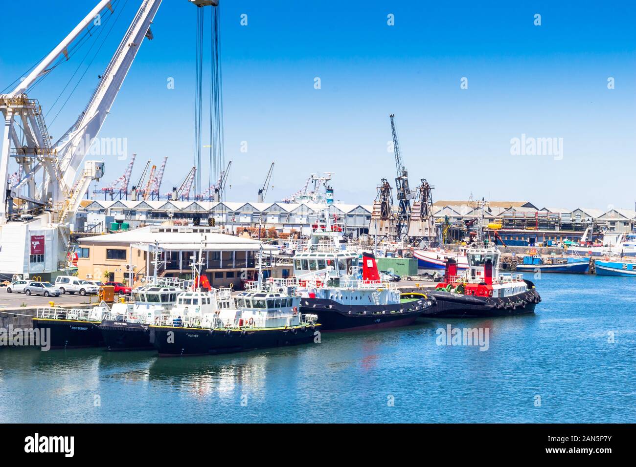 Kapstadt, Südafrika - 01. JANUAR 2019: Schlepper und Hafen Kran an der V&A Waterfront in Kapstadt Hafen Stockfoto