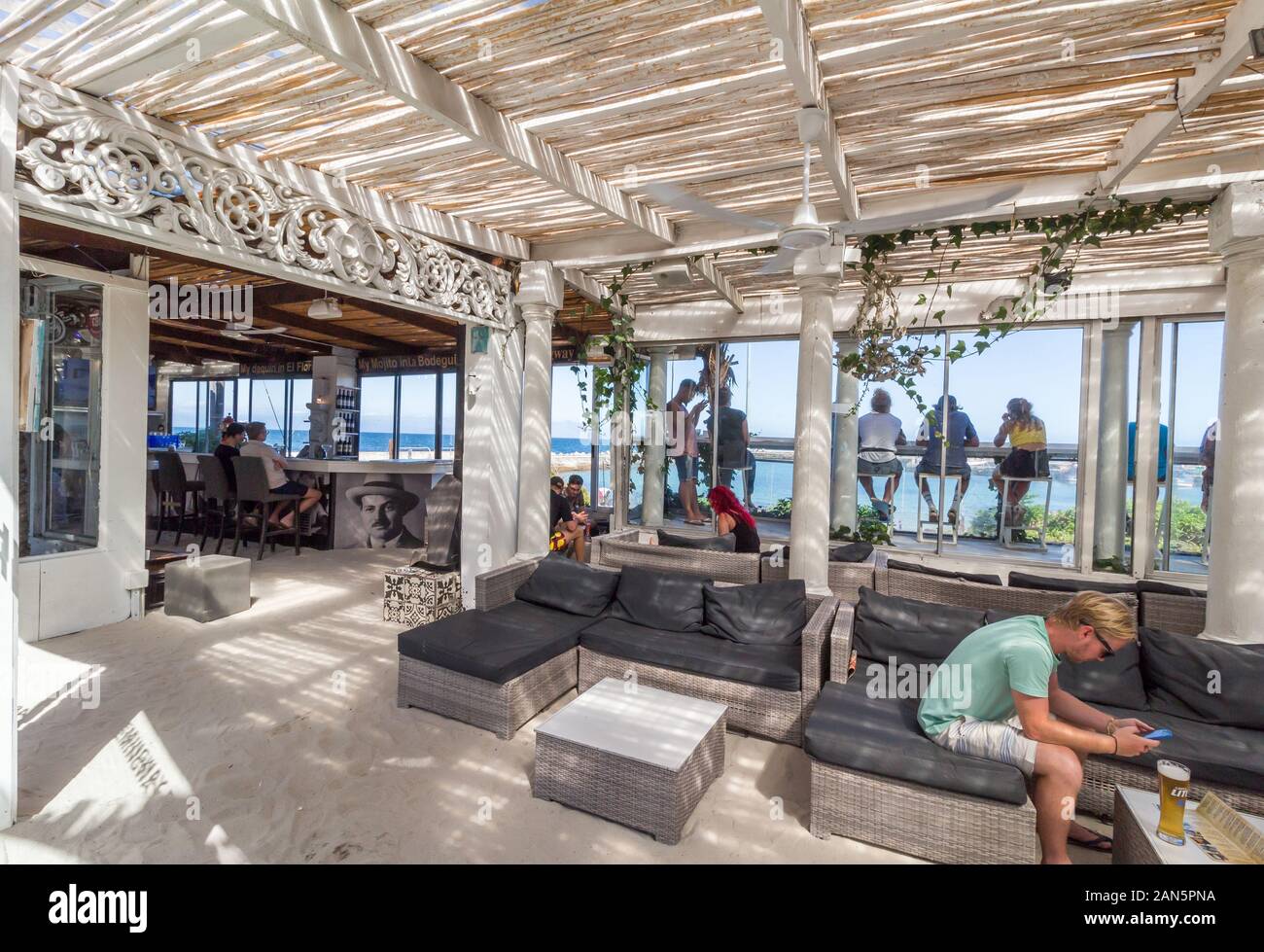 Kapstadt, Südafrika - 03. JANUAR 2019: Hemingway Bar Inneneinrichtung mit Sea Sand Boden am Kap zu Kuba Restaurant in Kalk Bay, Western Cape, Südafrika Stockfoto