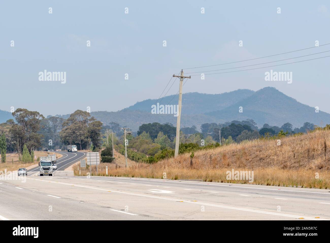 Bushfire Rauch aus dem Gospers Berg mega-Feuer deckt die Berge hinter dem Great Western Highway in der Nähe der Stadt von Hartley in NSW, Australien Stockfoto