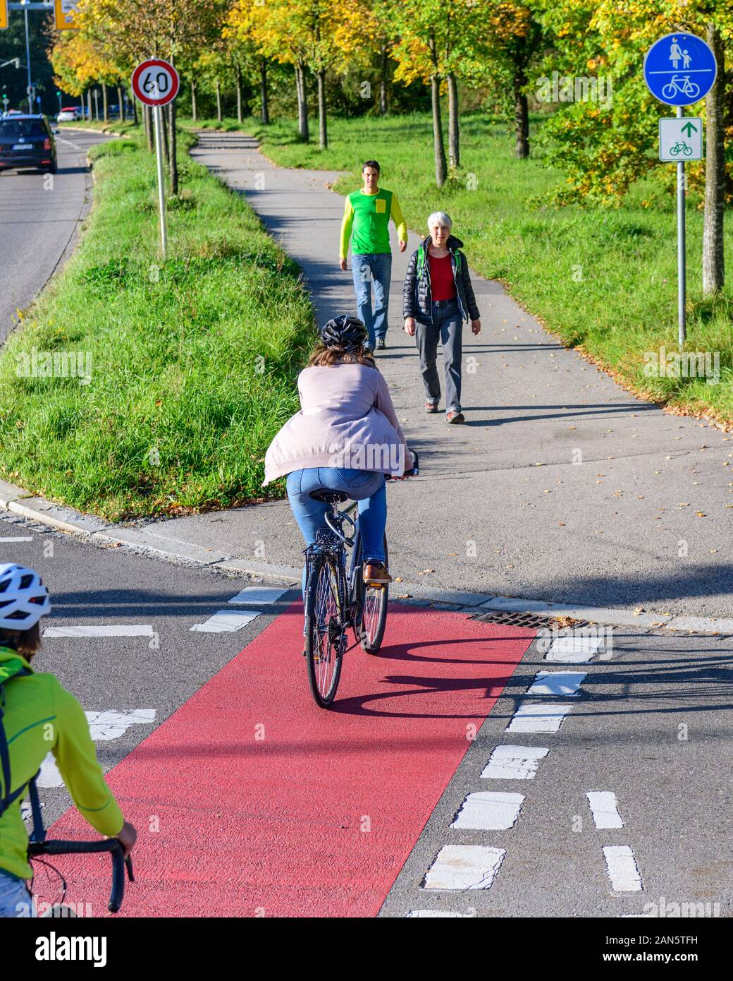 Radfahrer vom Radweg nach einem kombinierten Radfahren Straße und Fußweg mit Fußgängern Stockfoto