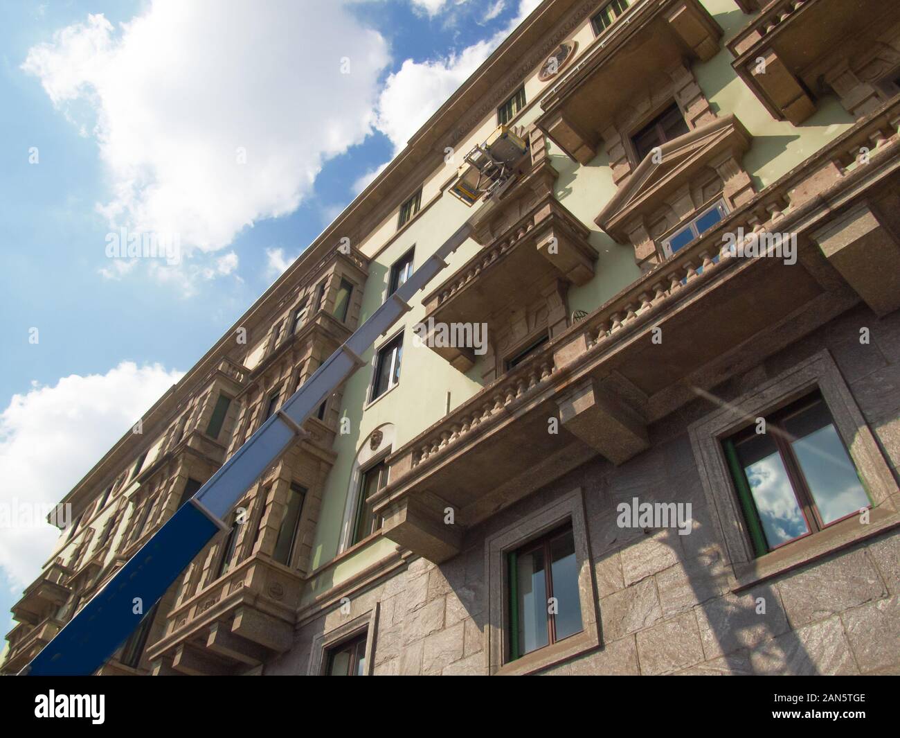 Umzug von einem hohen Stockwerk eines Gebäudes mit Treppenlifte Stockfoto