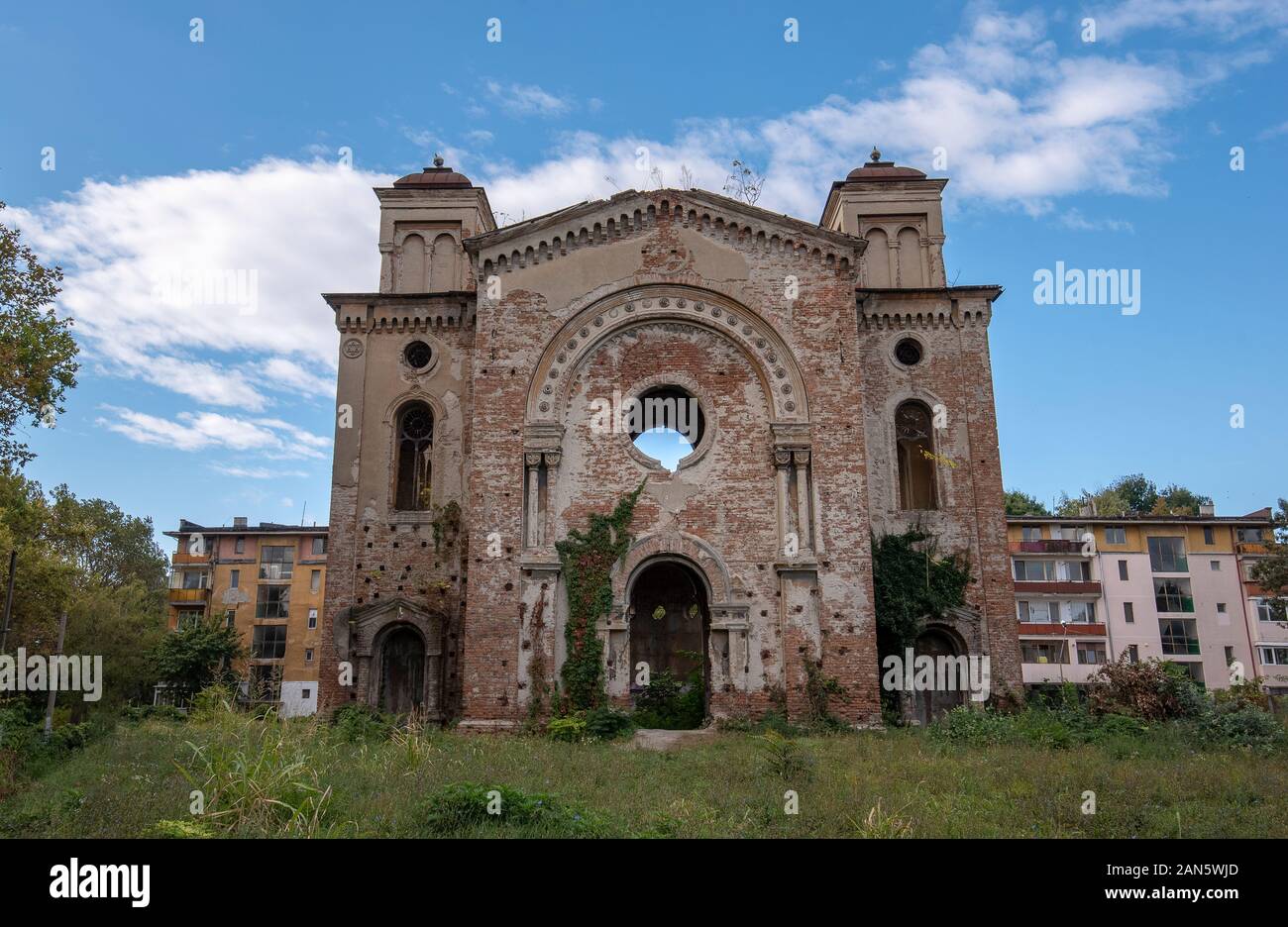 Die Ruinen der alten verlassenen Synagoge in Vidin, Bulgarien. Das Hotel liegt in der Nähe der Festung Baba Vida. Einer der größten jüdischen Tempel in Bulgarien. Stockfoto