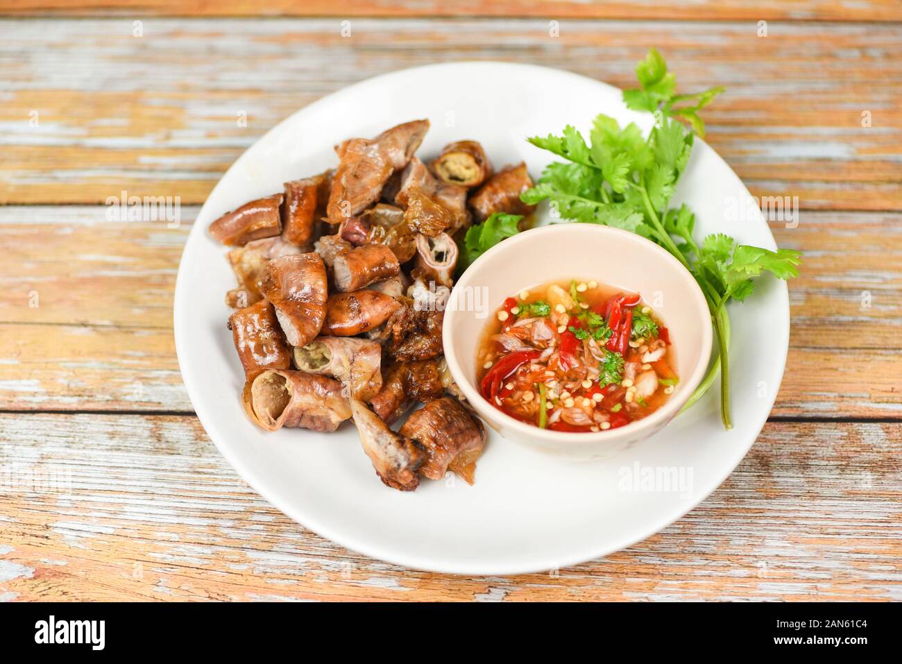 Eingeweide Gedärme Teil von Schweinefleisch asiatische Thai Food/gebratenes Schweinefleisch mit Chili Soße Würzige Chitterlings Stockfoto