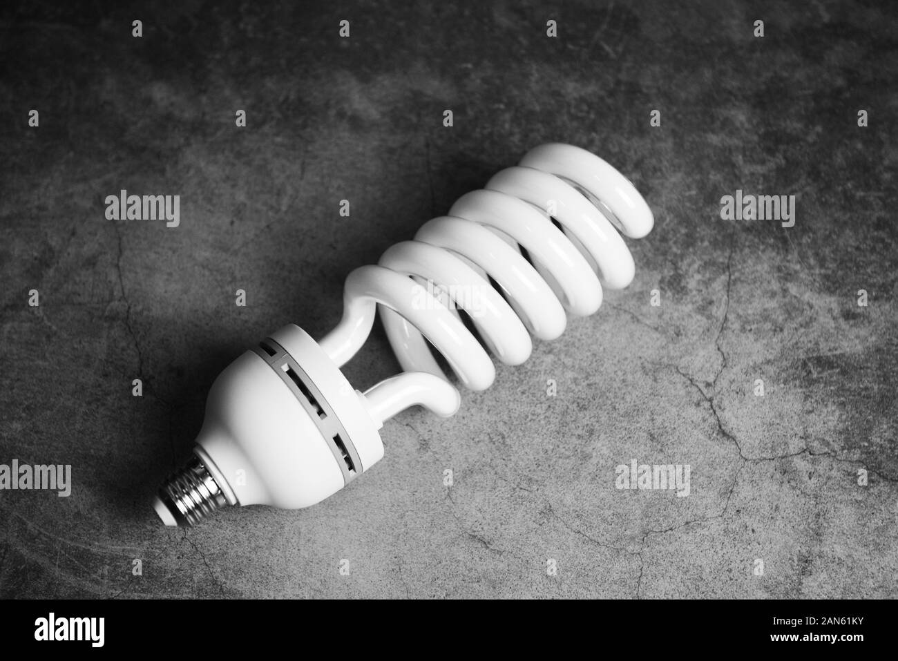 Glühbirne led, Licht der Lampe auf dunklem Hintergrund / Energieeinsparung Idee, Konzept Stockfoto
