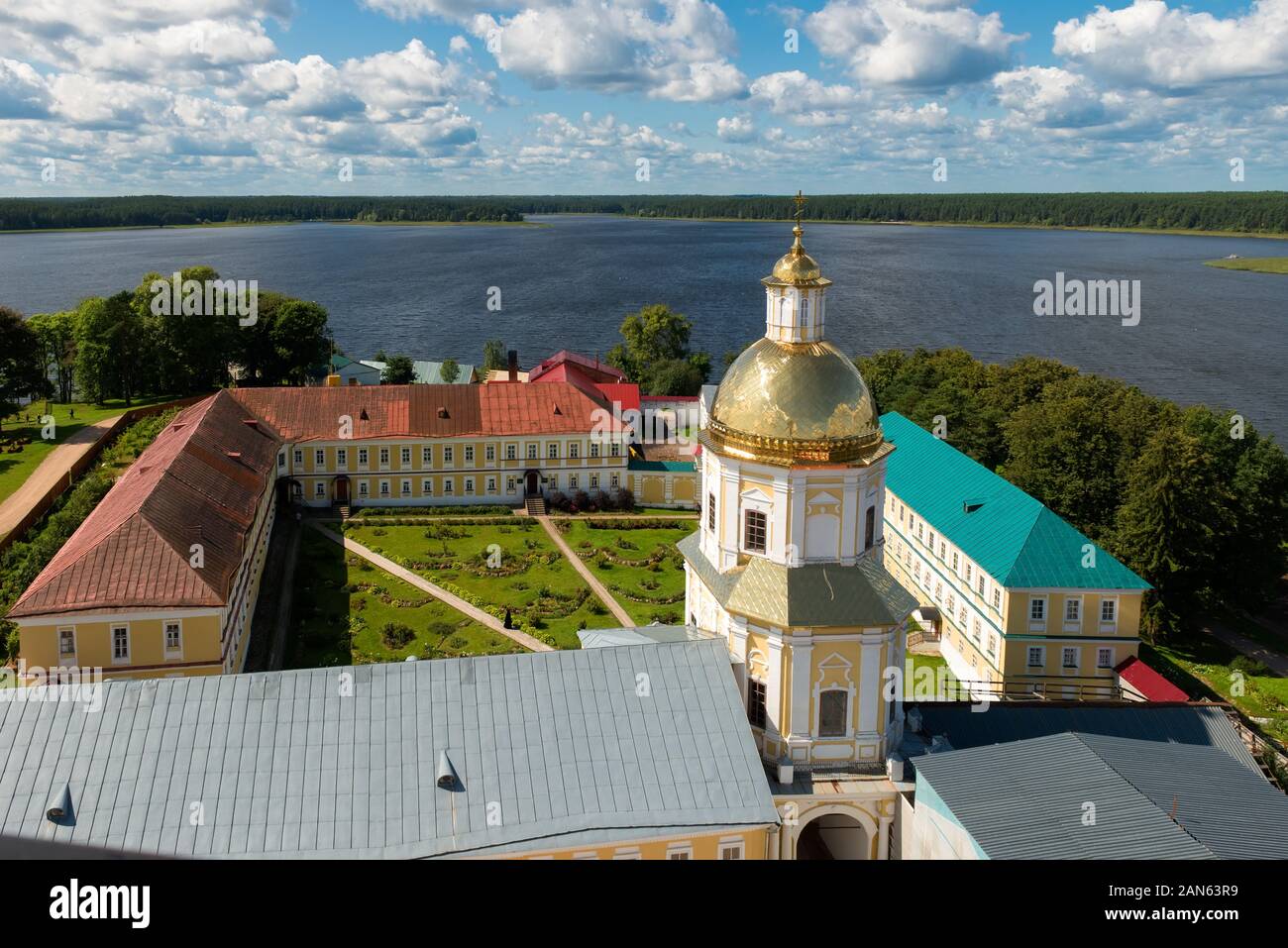 Blick auf die Kirche und Klostergebäude vom Glockenturm der Erscheinung des Doms. Nilo-Stolobenskaya Pustyn - ist auf Stolobn entfernt Stockfoto