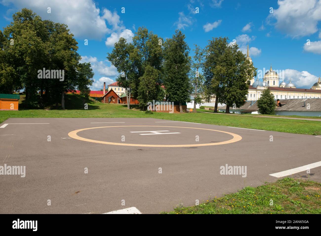 Hubschrauberlandeplatz. Nilo-Stolobenskaya Pustyn. Auf Stolobny Insel im See Seliger gelegen. Tver Gebiet, Russland Stockfoto