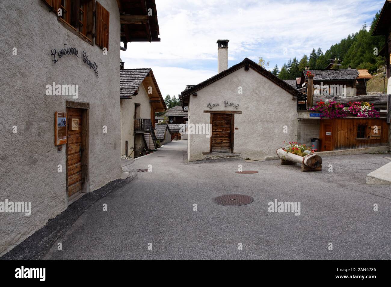 Haus in Chandolin mit den Vier banal, die gemeinsame Dorf Backofen, wo die Dorfbewohner verwendet ihr Brot zu backen. Chandolin, Val d'Anniviers, Schweiz Stockfoto