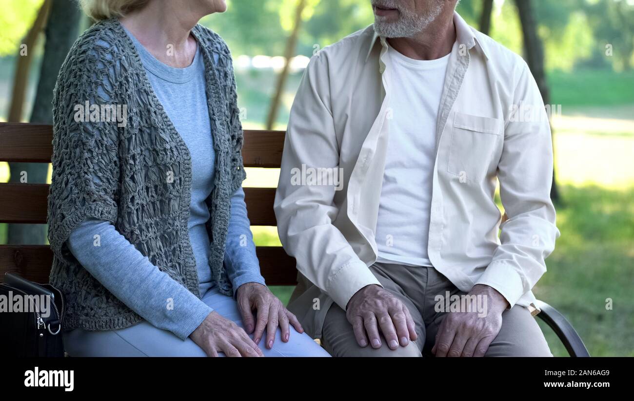 Der Mann und die Frau in 70 s dating im Park, Zärtlichkeit und Liebe, Beziehungen, Zweisamkeit Stockfoto