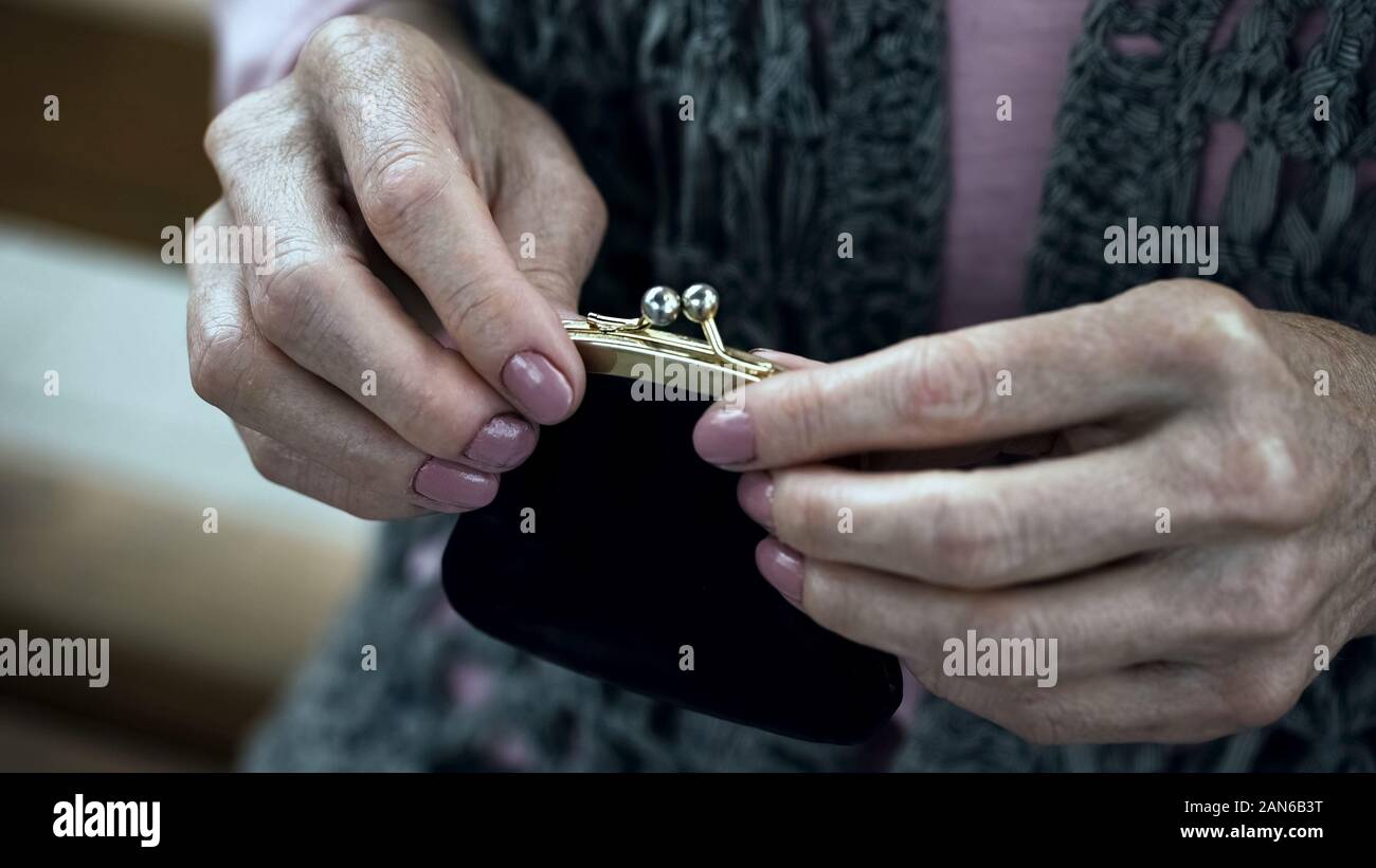 Alte Frau mit Handtasche, soziale Unsicherheit, Mangel an Geld, Armut, close-up Stockfoto