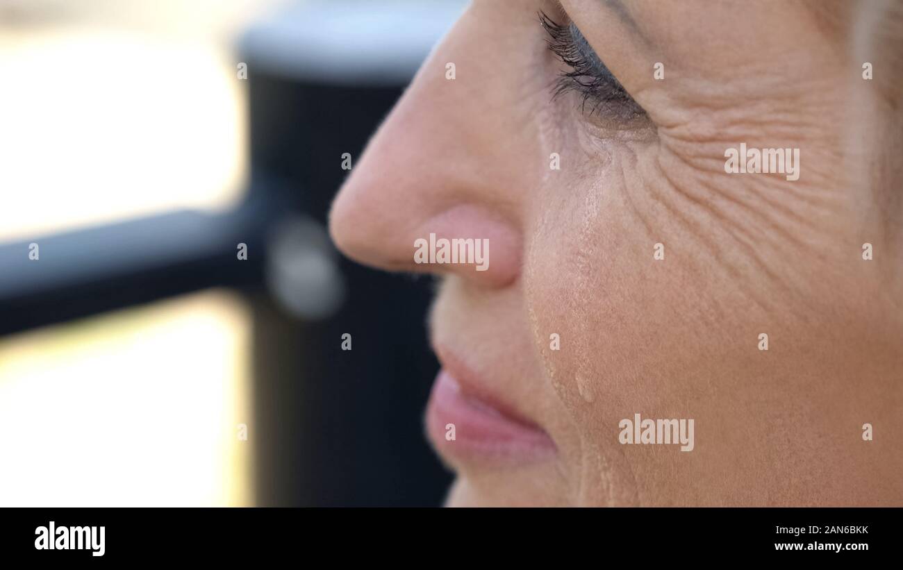 Im Alter von Frau weinen, erinnern, zog Einheimische person, Schmerz des Verlustes, close-up Stockfoto
