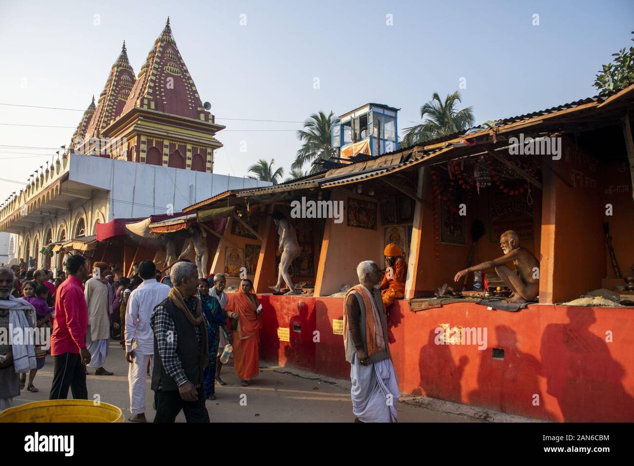 Januar 14, 2020 Sundarban, West Bengal, Indien: Naga Sadhus und Pilger in den Räumlichkeiten der Kapil muni Mandir ..... gesehen "ab-tirath Bar Bar, Gangasagar ekbar'', können wir andere fei Orte mehrmals besuchen, aber ein Besuch einmal Gangasagar lohnt sich ein Leben lang, sie halten im Verstand Hindus aus der ganzen Welt aus Nepal, Thailand, Austrarlia, Japan, West Indies, Kanada von jedem Zustand von Indien erreicht den Zusammenfluss von Ganges Sagar Sangam im südlichen Teil von West Bengalen in Indien... Diese Insel gehört zu den beliebtesten hinduistischen Wallfahrtsorte im Land. Jedes Jahr zu dieser Zeit (mitte janua Stockfoto