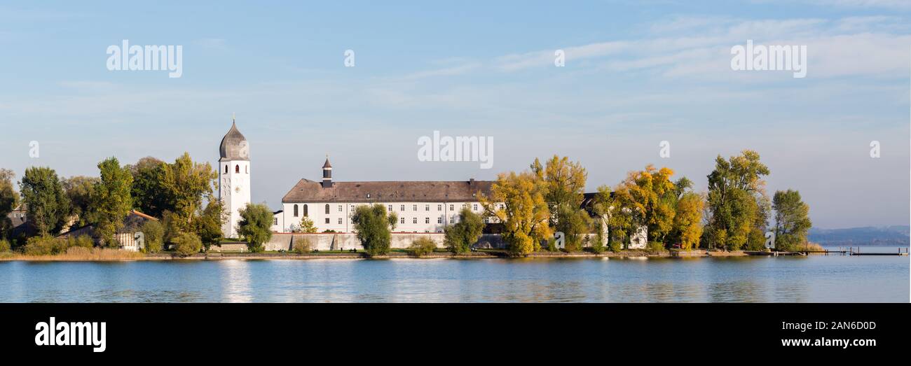 Panorama der Fraueninsel inkl. Kloster Frauenwörth. Am Chiemsee (Bayern). Stockfoto
