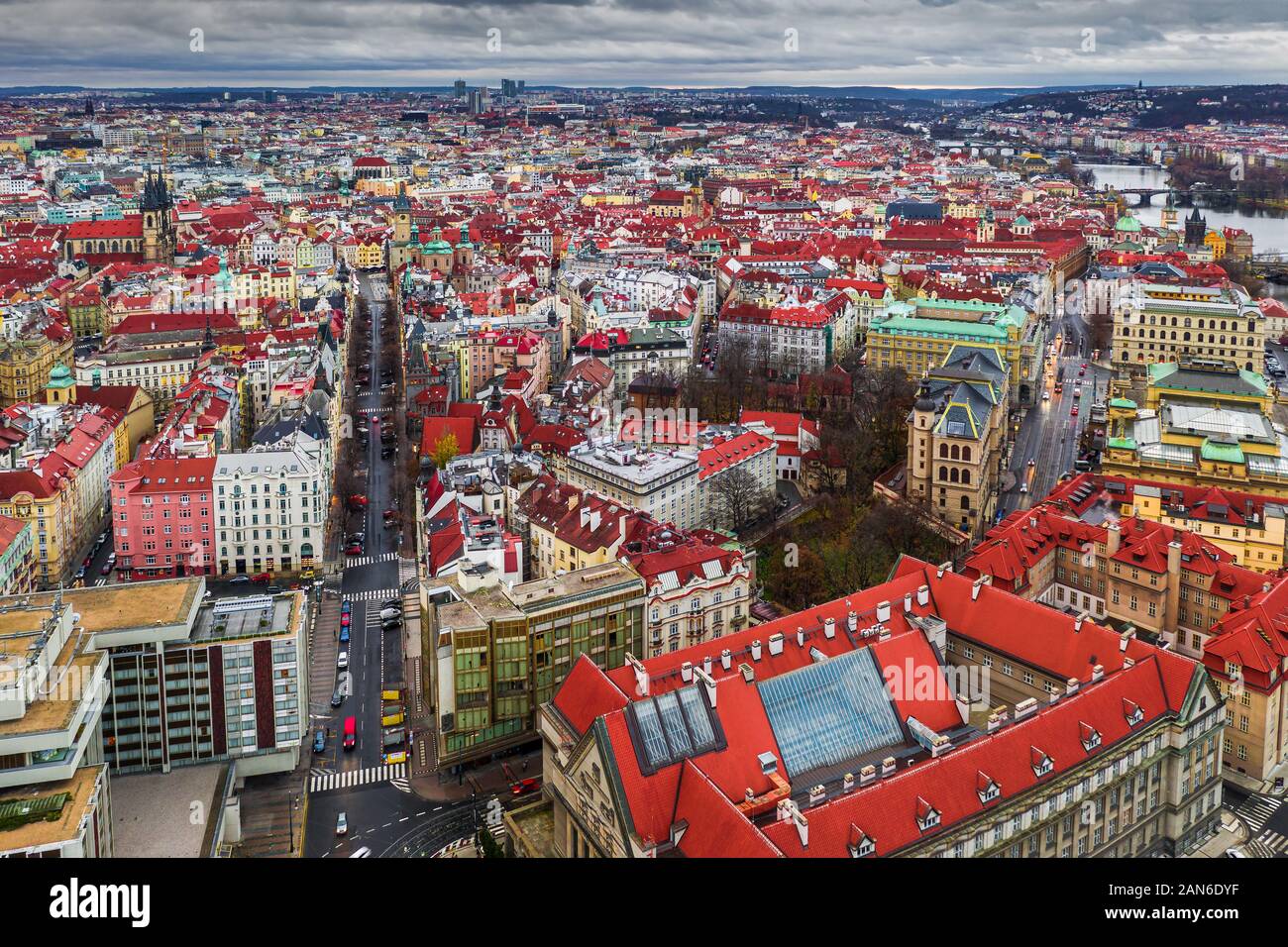 Prag, Tschechische Republik - Luftbild der Altstadt von Prag an Weihnachten mit der Kirche der Muttergottes vor dem Tyn, die roten Dächer und Straßen Stockfoto