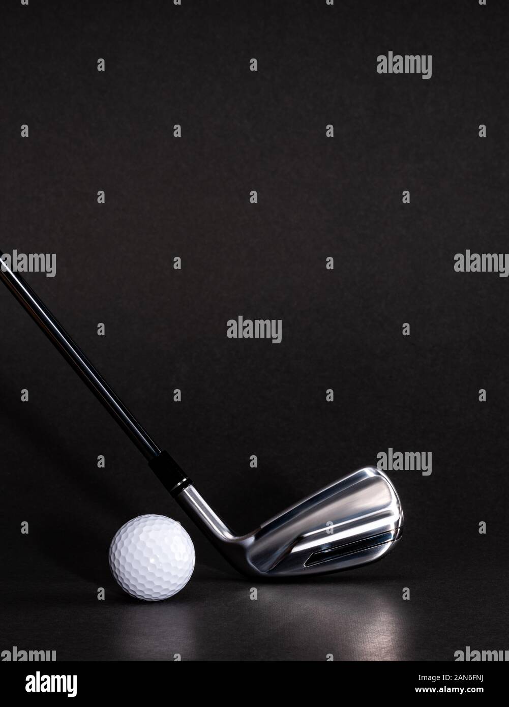 Golfschläger mit Ball, schwarzen Hintergrund. Vertikale Zusammensetzung Stockfoto