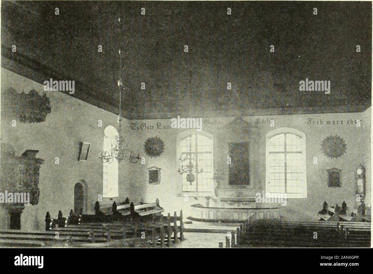 ÖstergötlandÀv Andreas Lindblom. Abb. 79. Svinstad. Dörr mellan Kyrkan och sakristian.Foto 1916. EiseiibcxchlaKfne Tur au.s Holz zwischen Langhaus und Sakristei. Holztür mit Bügeleisen bedeckt, zwischen dem näve und die Sakristei. 1 Jöns Steuch (w. 1725, d. 1769), kammarherre och kammarråd, g. m. (w. 1722, d. 1751) och 2. Sofia Elisabeth Taube (w. 1726, d. 1802). Ingeborg Sofia Sture SVINSTADS KYRKA 79. Abb. 80. Svinstad. Interiör mot Öster. Foto 1916. Inneres gegen Osten. - Interiör in Richtung Osten. INREDNING OCH LÖSA INVENTARIER Altaret ist av trä, vitmålat, med två festoner ich guld. Frühbucherrabatt Gustav Stockfoto