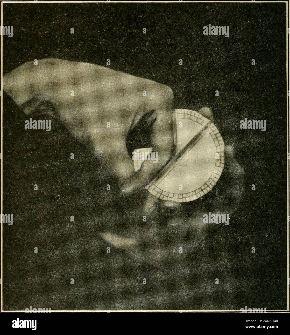 Rückeroberung der Krüppel; ein Handbuch der physikalischen Therapie. Abb. 47. - Winkelmesser zur Erfassung von Bewegung in theshoulder, Ellenbogen, handgelenk-, Knie- und Sprunggelenk. Hart House. 68 RÜCKERSTATTUNG DER KRÜPPEL ein Spiegel ist von großem Wert Genauigkeit und associatethe Gefühl der Bewegung mit seinem Aussehen zu unterrichten. Messung. - Vor Beginn der Umschulung von ajoint, der Bereich der Bewegung sollte sorgfältig gemessen werden. Abb. 49. - Kleine Winkelmesser zur Messung des Winkels der flexionin Finger. Hart House. Toronto. Dies wird durch Winkelmesser aus Karton oder gal-vanized Eisenblech, mit dem Sc getan Stockfoto