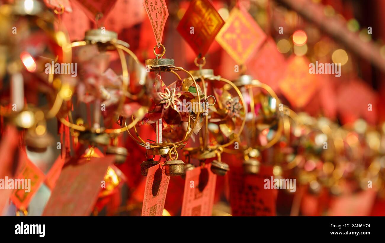 Nahaufnahme von kunstvoll dekorierten, rot gefärbten Gebetskarten. Dient der Vermittlung von Wünschen und gebeten - hauptsächlich in buddhistischen Tempeln. Stockfoto