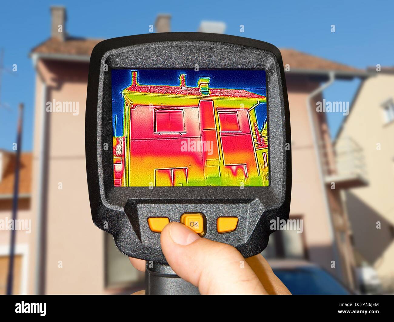 Aufnahme Wärmeverlust in der Familie Haus mit einer thermischen Kamera Stockfoto