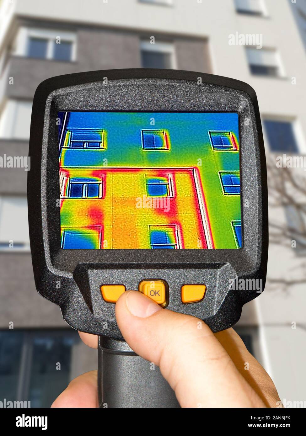Aufnahme Wärmeverlust in der Wohngebäude mit einer thermischen Kamera Stockfoto