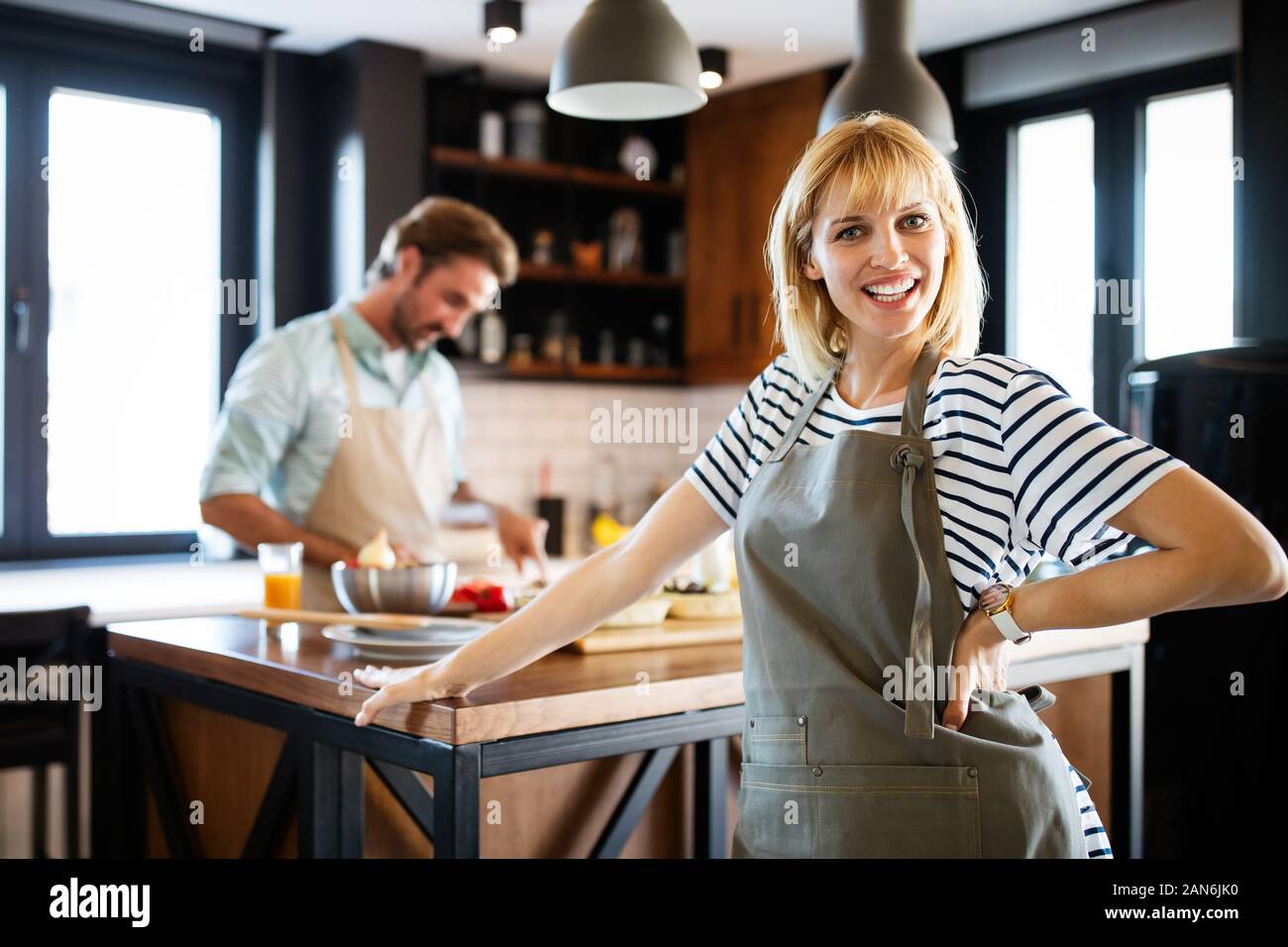 Glückliches Paar Kochen gesund essen und Spaß gemeinsam in Ihrer Küche Stockfoto