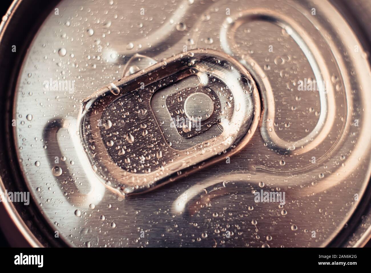 Metallische trinken kann mit Wassertropfen. Glänzend Bier schließen kann. Goldene Flasche trinken, Deckel der Verpackung von Cola. Ansicht von oben Stockfoto