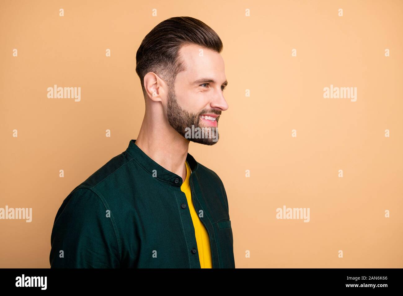 Nahaufnahme der erstaunlichen business Guy perfekte Optik ordentlich Borste freundlich lächelnden Kollegen Corporate Meeting Verschleiß casual stilvolle Kleidung Stockfoto