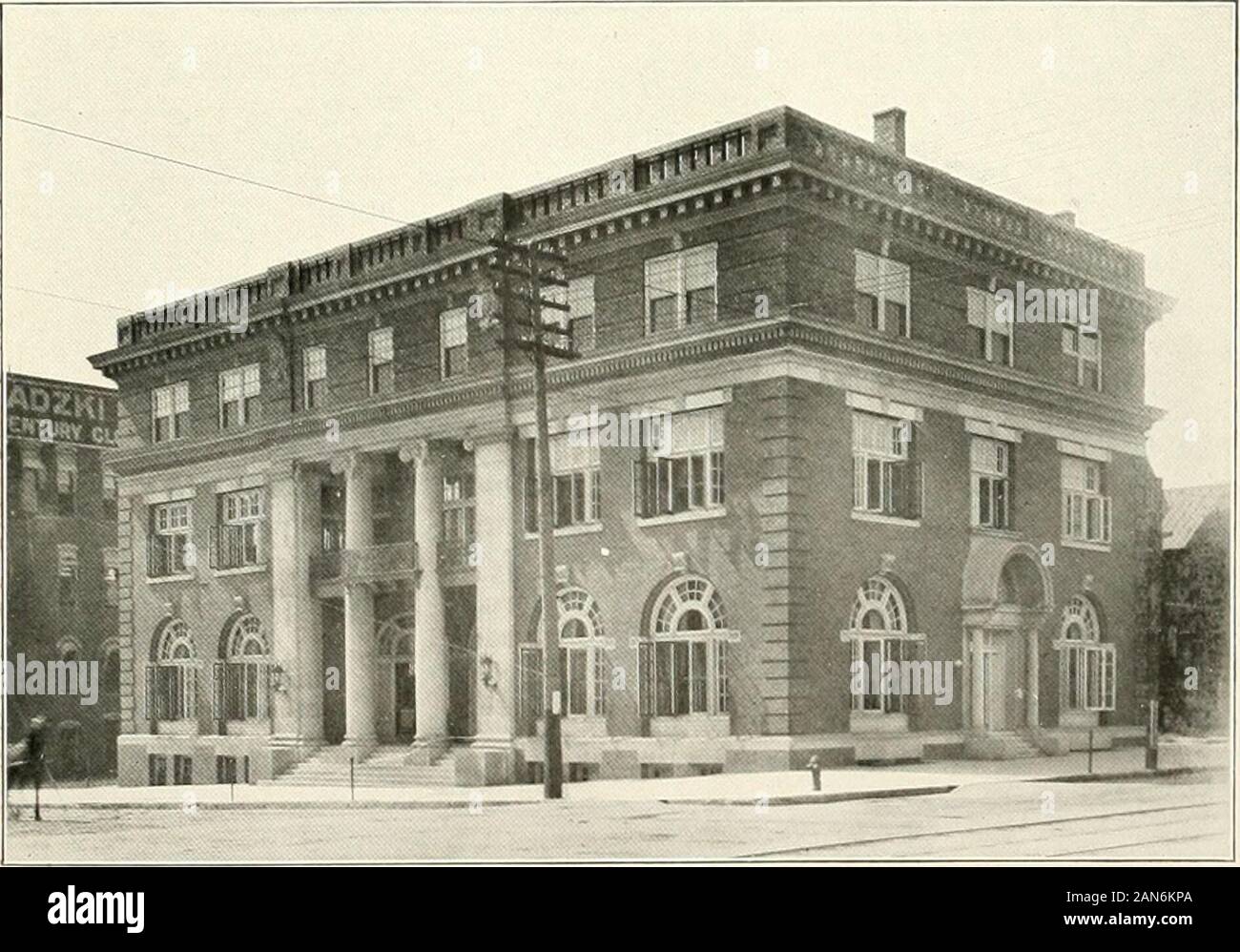 Peoria City und County, Illinois; eine Aufzeichnung von Abwicklung, Organisation, Fortschritt und Leistung. PEORIA COUNTRY CLUB. CREVE COEUR CLUB, PEORIA I I GESCHICHTE DER PEORIA COUNTY 425 DAS LAND CLUP. Der Country Club von Peoria war Juni 26, 1897 gegründet, und hat die Förderung des athletischen Übungen, Erholung und soziale Genuss itsobject. Seine Verwaltung in einem Board von elf Regisseuren und seine Mitgliedschaft isabout 135 unverfallbar ist. Der erste Vorstand bestand aus Walter S. Colburn, Frank-lin T. Corning, Sumner R. Clarke, Frederick H. Smith, R. W. Kempshall, J. B. Greenhut, Nathaniel Stockfoto