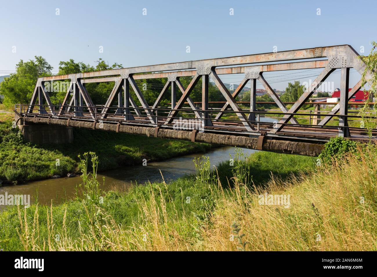 Diagonale Sicht auf eine alte Brücke mit Stahlstützen. Konzept/Metapher für Chancen, Verbindung, Kommunikation, Teamarbeit, Business, Transport Stockfoto