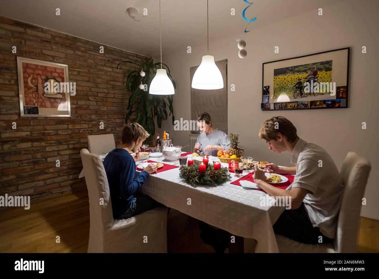 Alleinerziehende Familie während der Gala Abendessen zu Hause Stockfoto