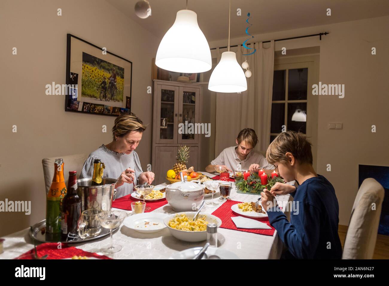 Alleinerziehende Familie während der Gala Abendessen zu Hause Stockfoto