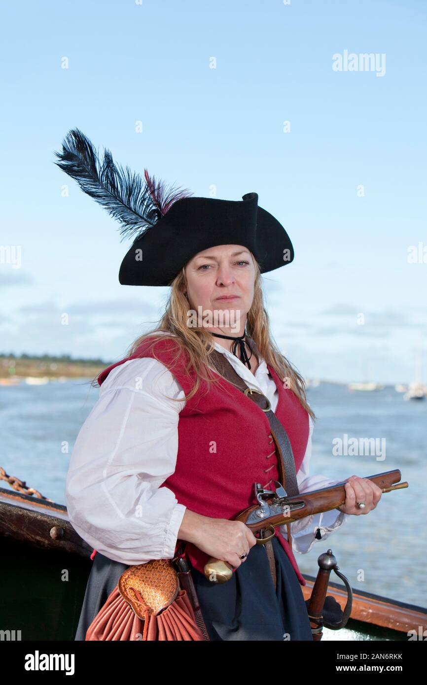 Pirat mit Musketen Pistole an der Brunnen Piraten Fest bewaffneten Stockfoto