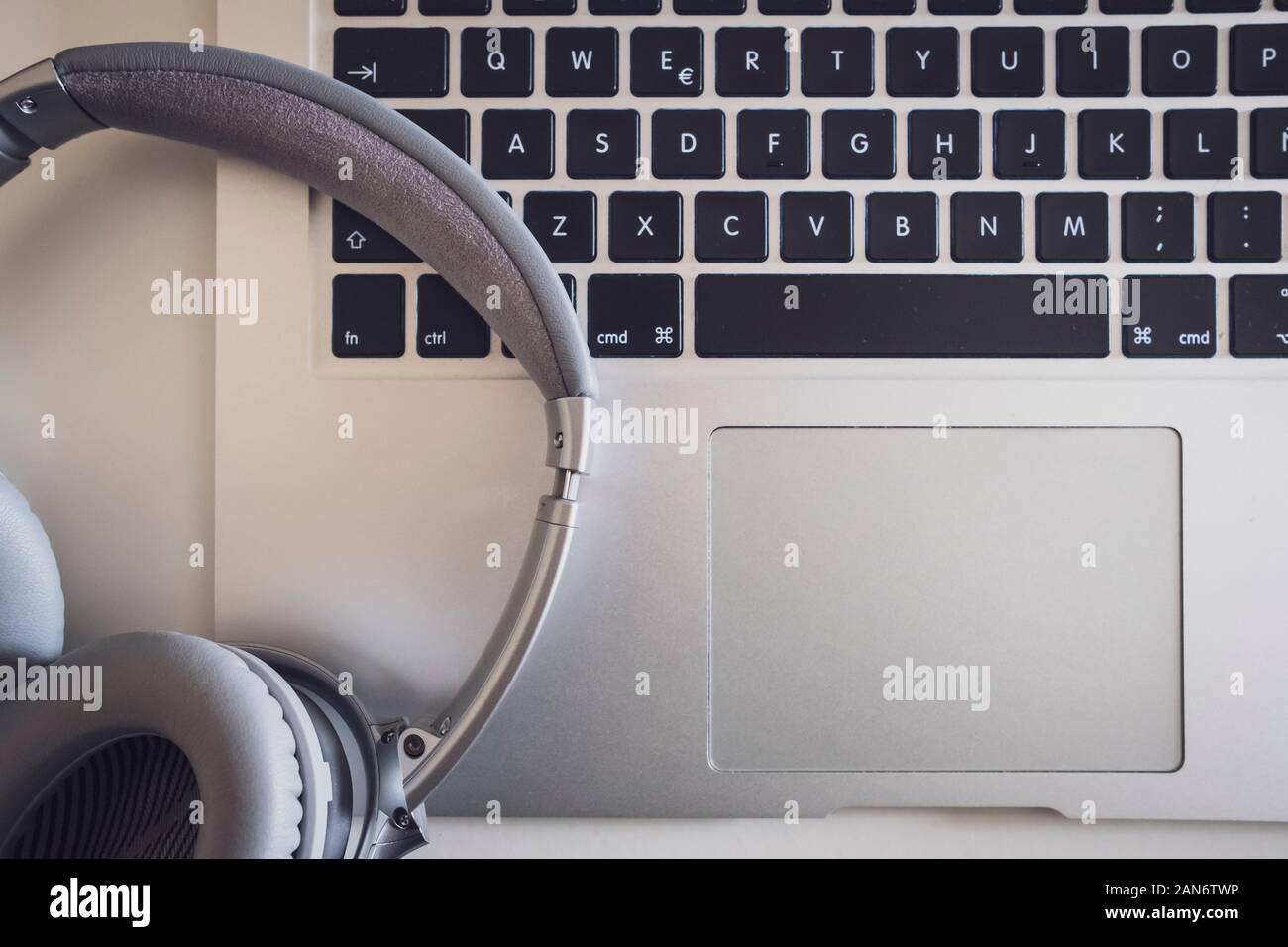 Detail von Silber Kopfhörer und Notebook Stockfoto