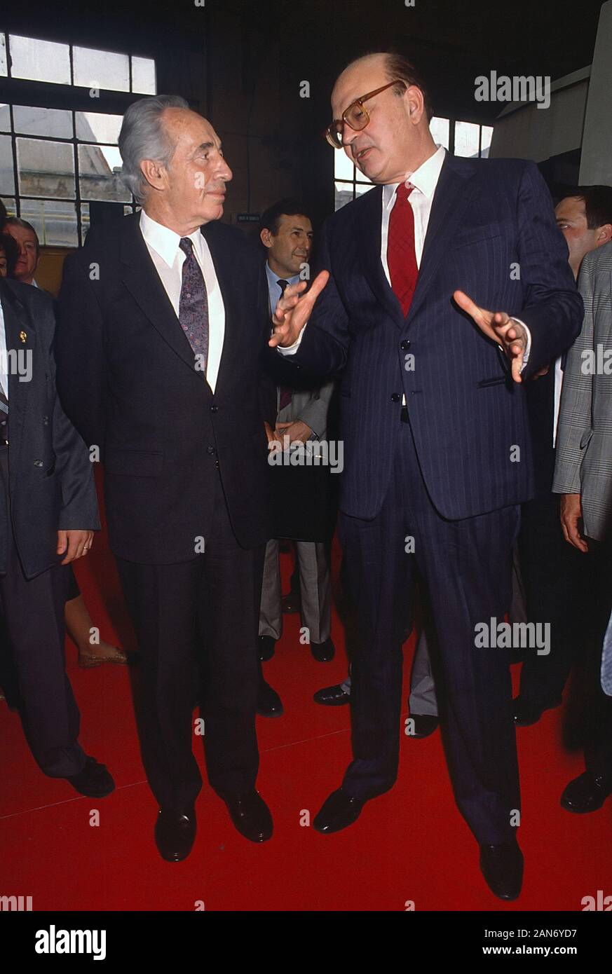 Mailand (Italien), Bettino Craxi, Sekretär der Sozialistischen Partei Italiens (PSI) mit Shimon Peres, dem Chef der israelischen Arbeitspartei am 45. Kongress der PSI (Mai 1989) Stockfoto