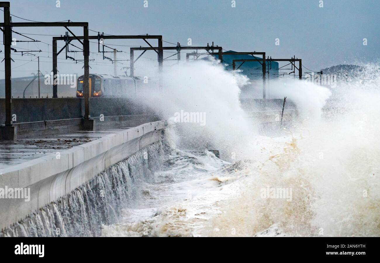 Große Wellen brechen über Straße und Eisenbahnlinie in Saltcoats während Sturm Brendan am 13. Januar 2020. Ayrshire, Schottland, Großbritannien Stockfoto
