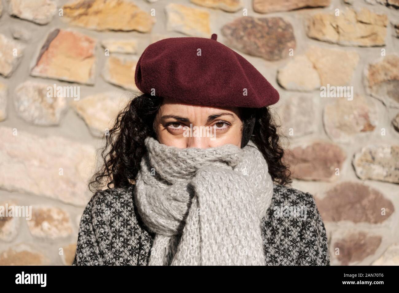 Elegante weiße Frau für kalte Witterungsbedingungen angezogen Stockfoto