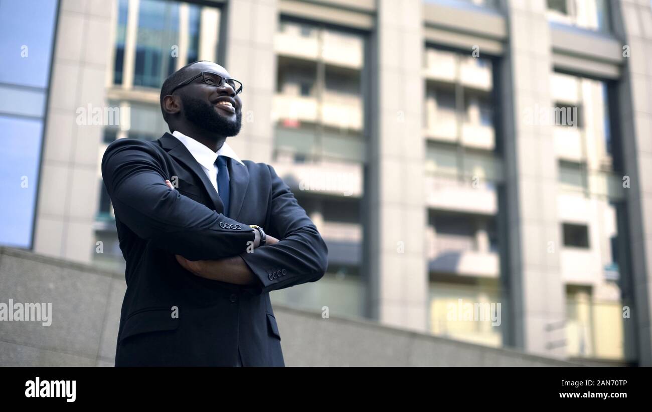 Professionelle Geschäftsmann auf der Suche bis Kreuzung, Arme, motiviert für Ihre Karriere Stockfoto