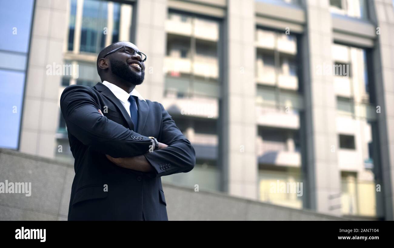 Afro-amerikanischer Mann in Anzug schaut in die Zukunft, für den Erfolg motiviert Stockfoto