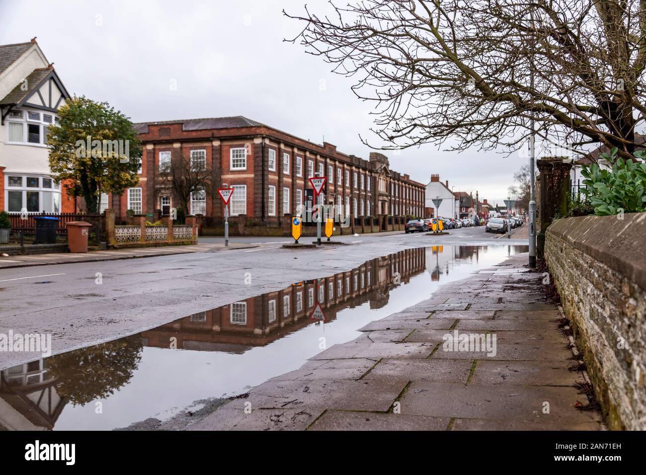 Über Nacht heavy rain coauses Überschwemmungen in Christchuch Straße, Northampton, Großbritannien. Stockfoto