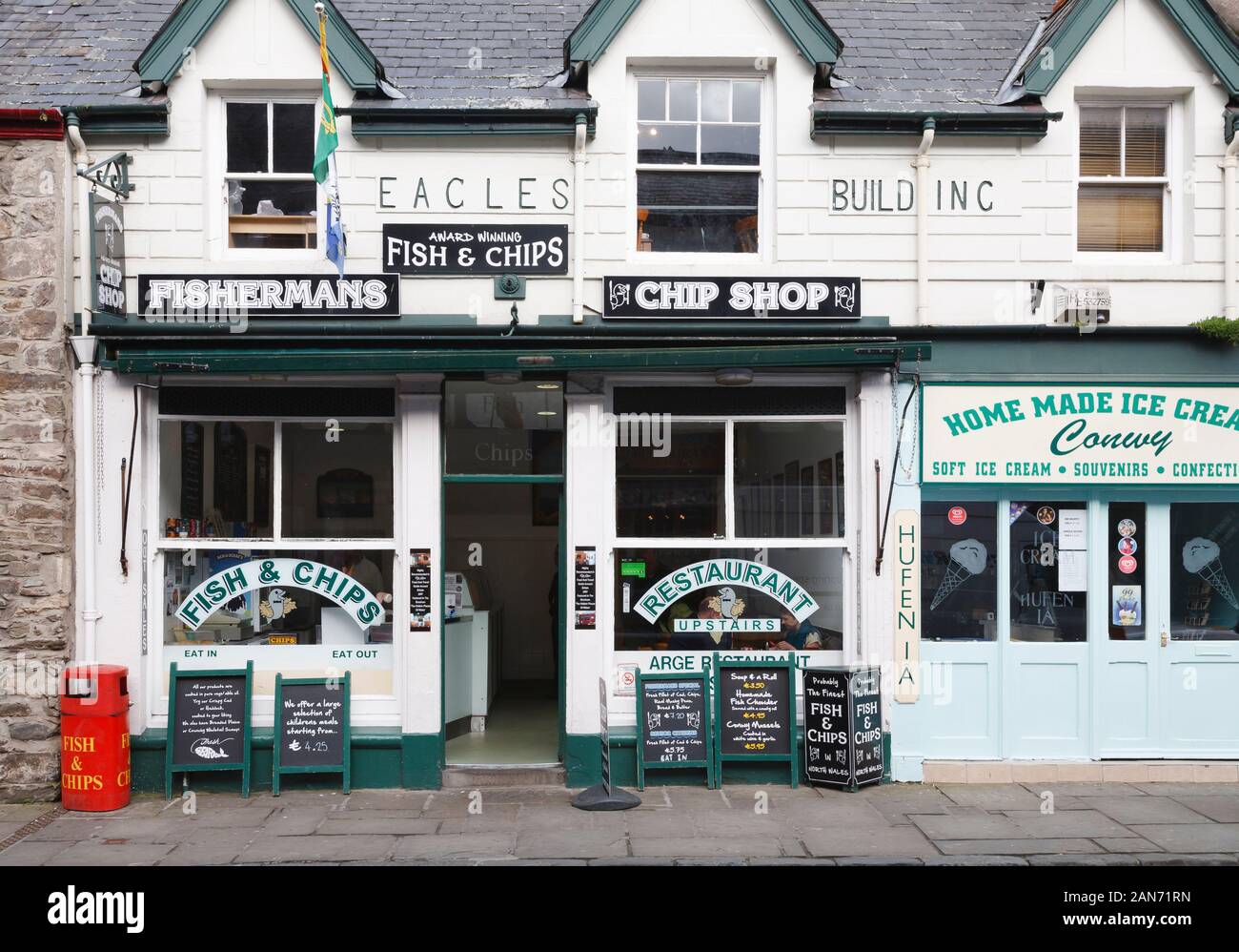 CONWY, Großbritannien - Februar 26., 2012. Außerhalb einer traditionellen Fisch- und Chip Shop auf einer Straße in Wales Stockfoto