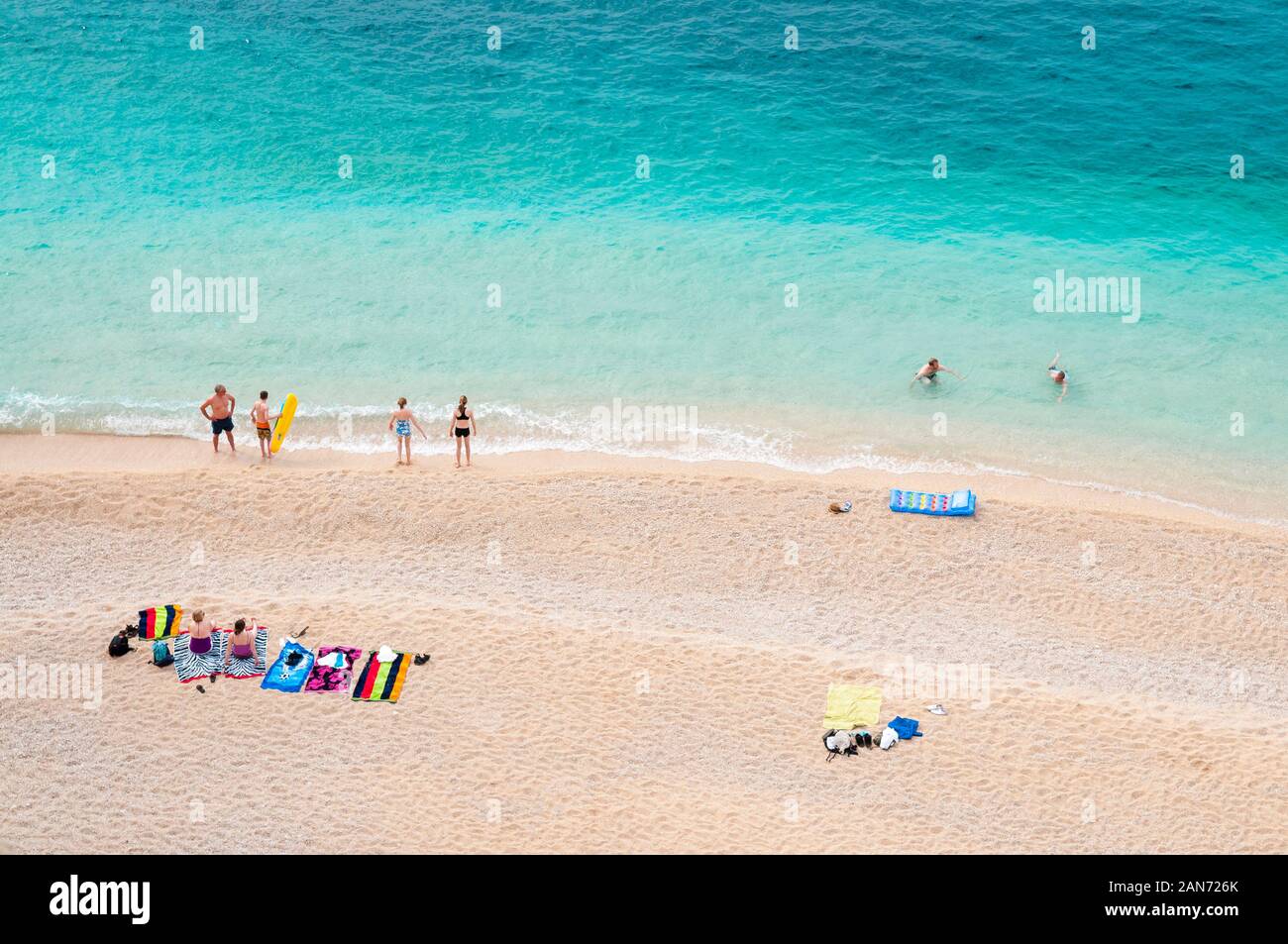 Kas, TÜRKEI - 19. OKTOBER 2009: Strandgänger entspannen am Kaputas-Strand, einem der vielen Mittelmeerstrände der Region Antalya. Stockfoto