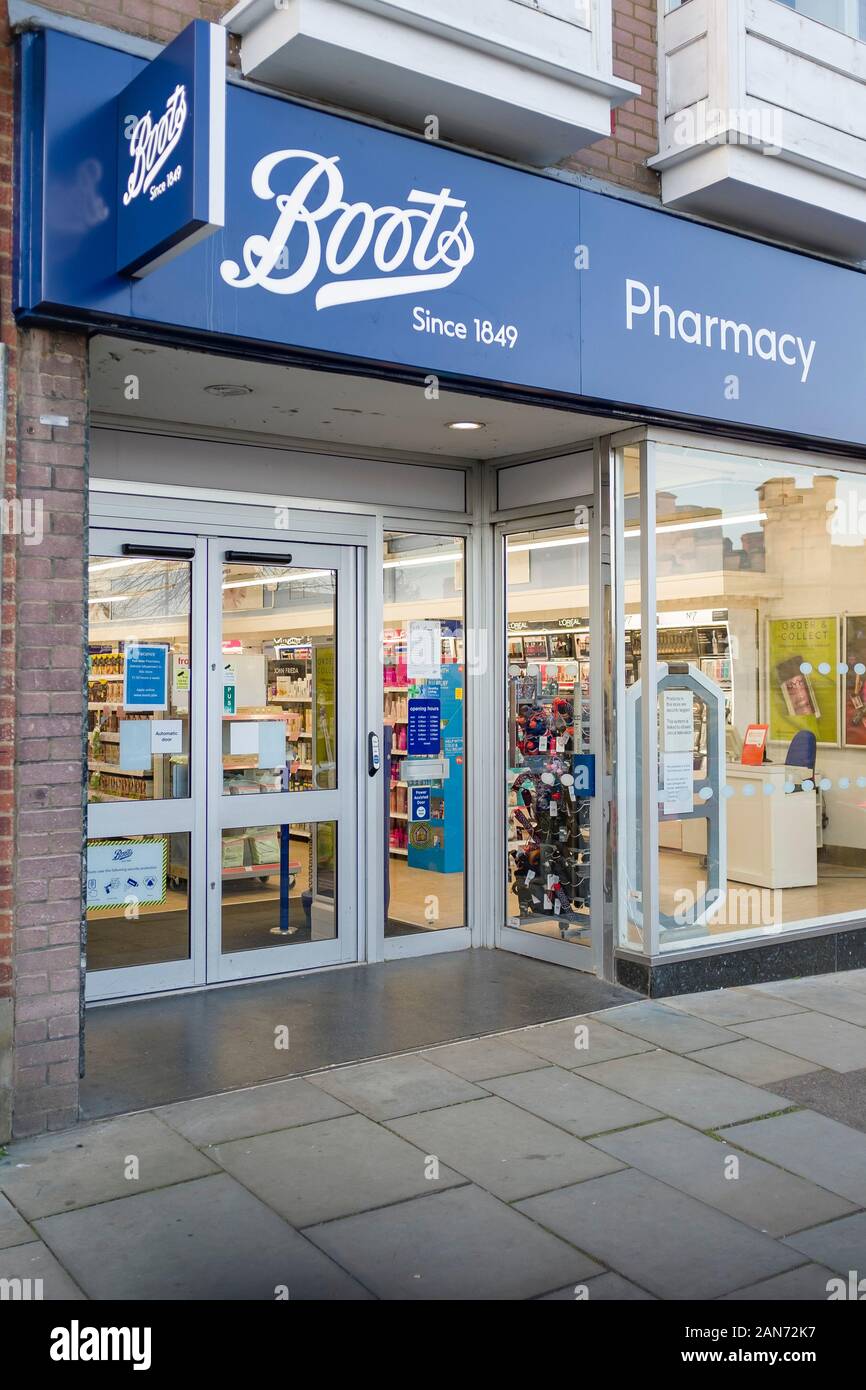 BUCKINGHAM, Großbritannien - 04. Dezember 2019. Stiefel Apotheke Apotheke auf einer englischen High Street Stockfoto