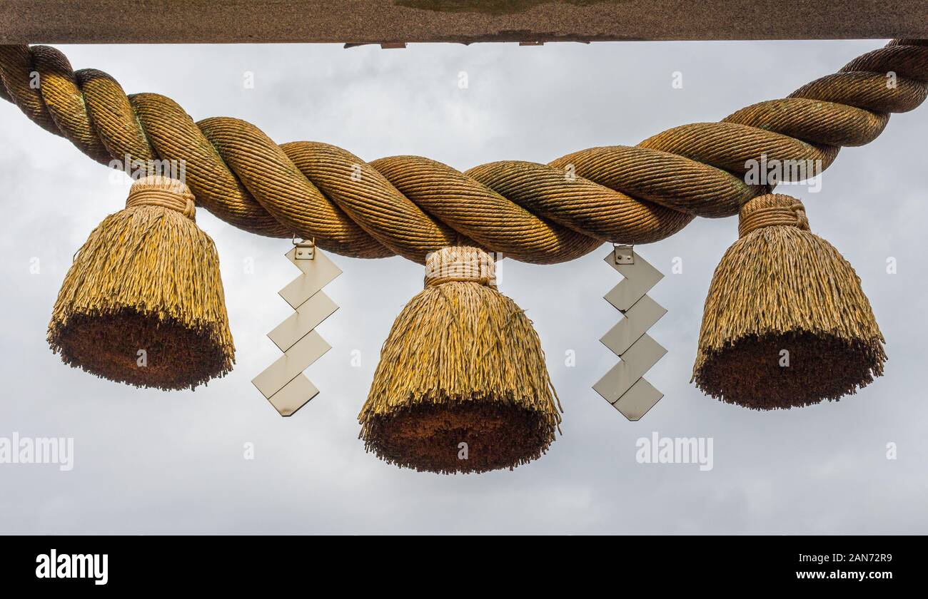 Heilige Seil oder shimenawa und Zick-zack-Streamer, oder Shide, torii Tor zu kleinen lokalen Shinto Schrein, Kumagawa, Japan. Stockfoto