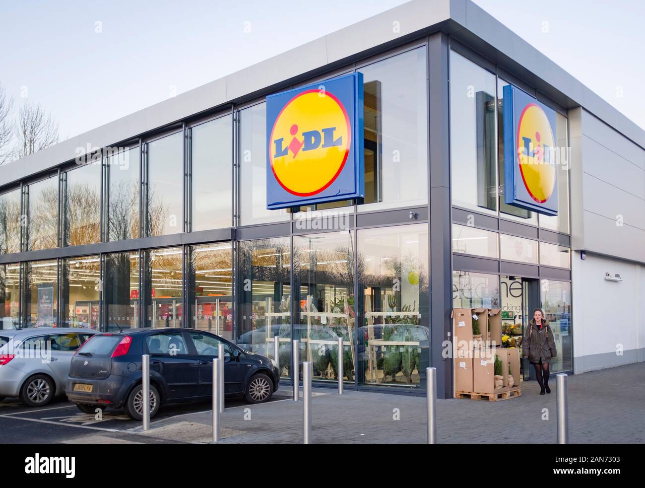 BUCKINGHAM, Großbritannien - 04. Dezember 2019. Lidl Supermarkt store Exterieur, mit Frau Shopper vor dem Eingang. Stockfoto