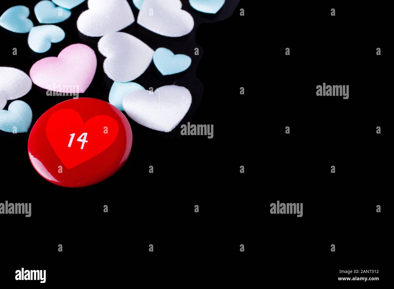 Februar 14 Valentinstag-Herz auf schwarzem Hintergrund Stockfoto