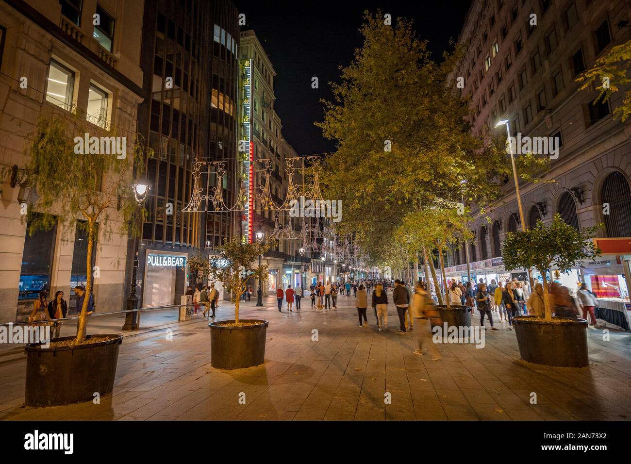 Barcelona, Spanien - riesige Außenthermometer zeigt aktuelle Lufttemperatur Stockfoto