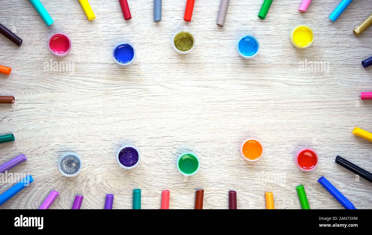 Farbige Lacke und Filzstiften liegen auf dem Tisch, Design und Grafik Kurse Stockfoto