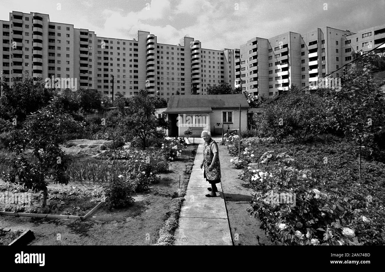 01. Januar 1983, Berlin: eine Frau in der Mitte der Zuteilungen in Berlin-Spandau, hinter ihr ein Block in den sozialen Wohnungsbau. Zeitpunkt und Ort der Aufnahme nicht genau bekannt. Foto: Paul Glaser/dpa-Zentralbild/ZB Stockfoto