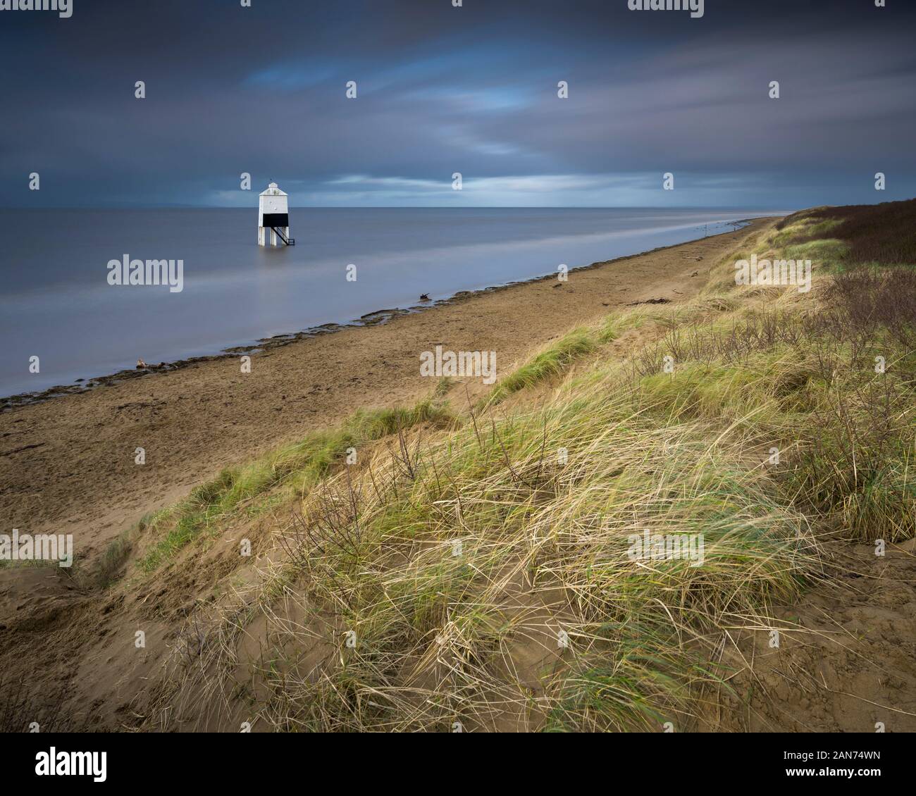Die Dünen und der niedrigen Leuchtturm am Strand von Burnham-on-Sea, Somerset, England. Stockfoto