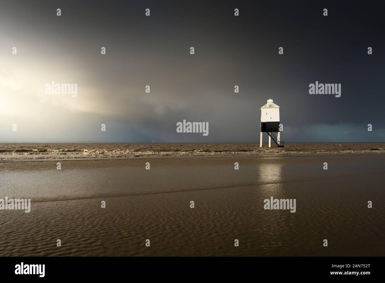 Stomy Himmel über dem niedrigen Leuchtturm am Strand von Burnham-on-Sea, Somerset, England. Stockfoto